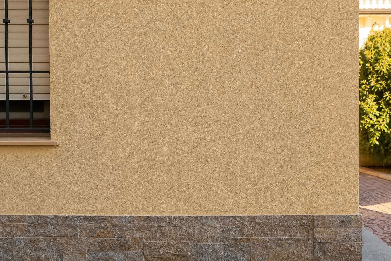Detalle de fachada con grietas reparadas y pintura nueva