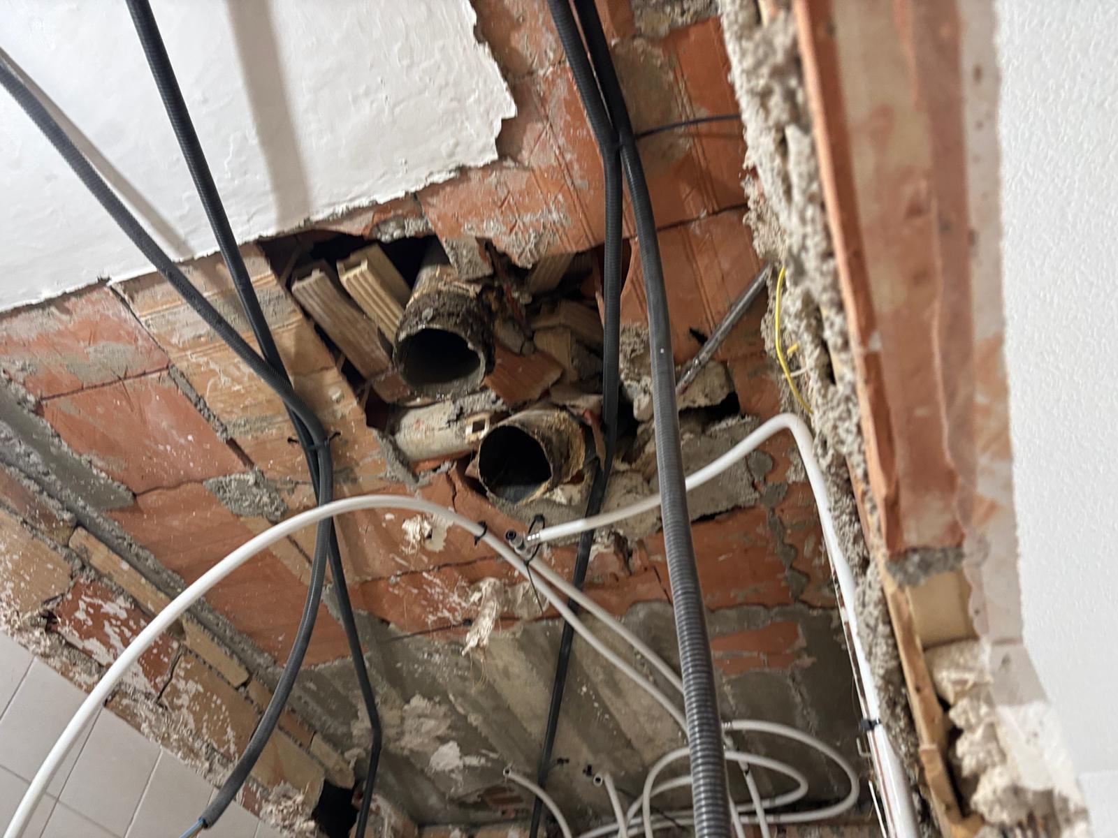 Instalaciones nuevas de fontanería y desagües en un baño en obra