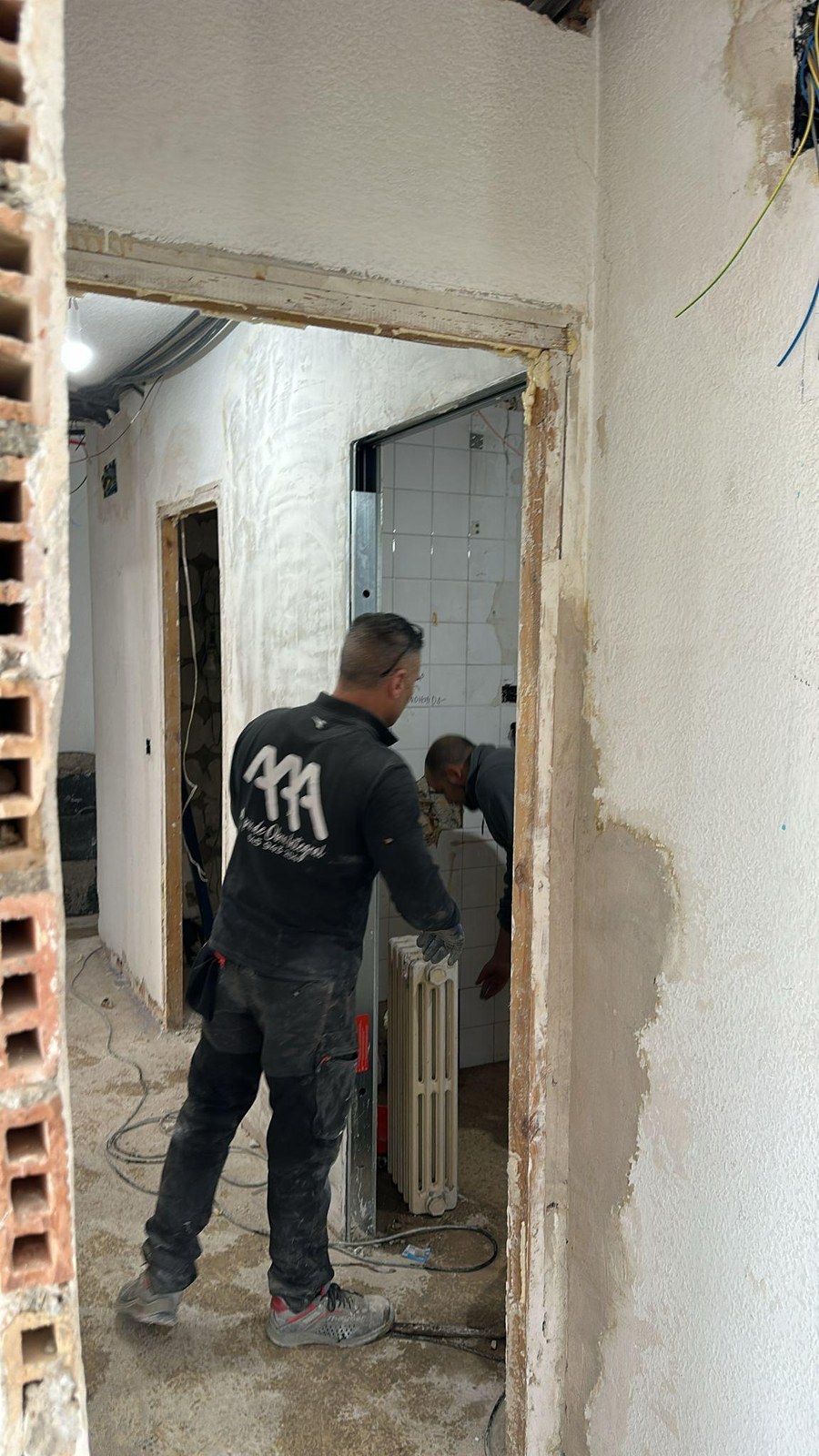 Operarios de A Pie de Obra trabajando en el derribo de un piso