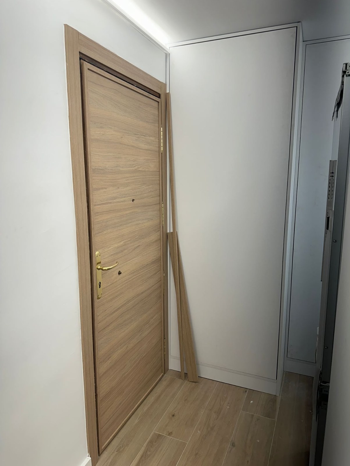 Puerta de entrada nueva en madera con suelo de tarima