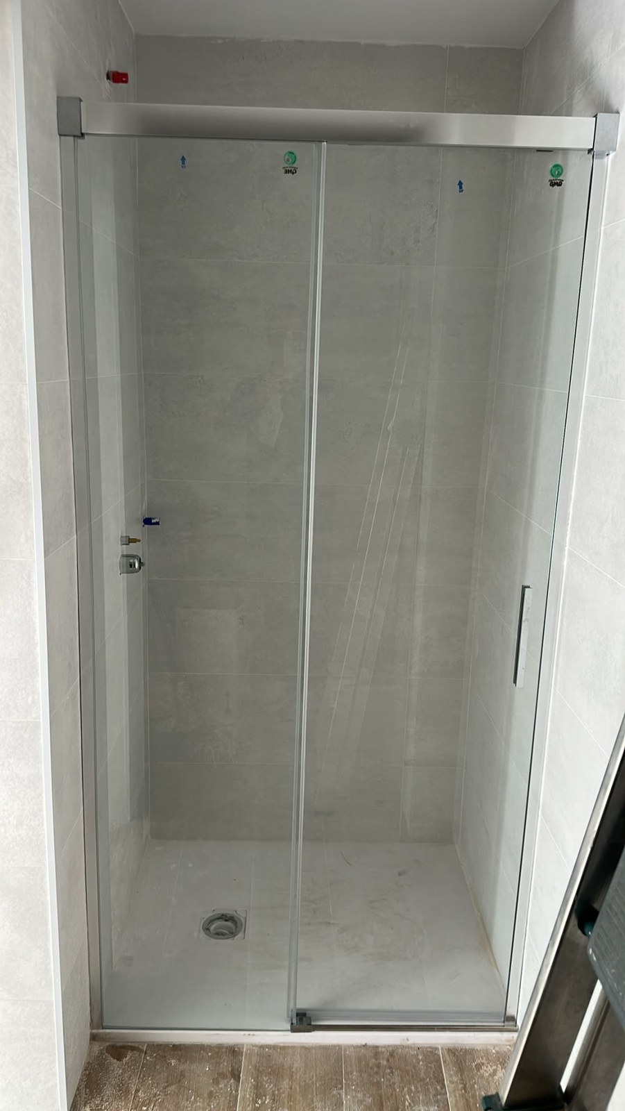 Plato de ducha con mampara corredera en un baño reformado