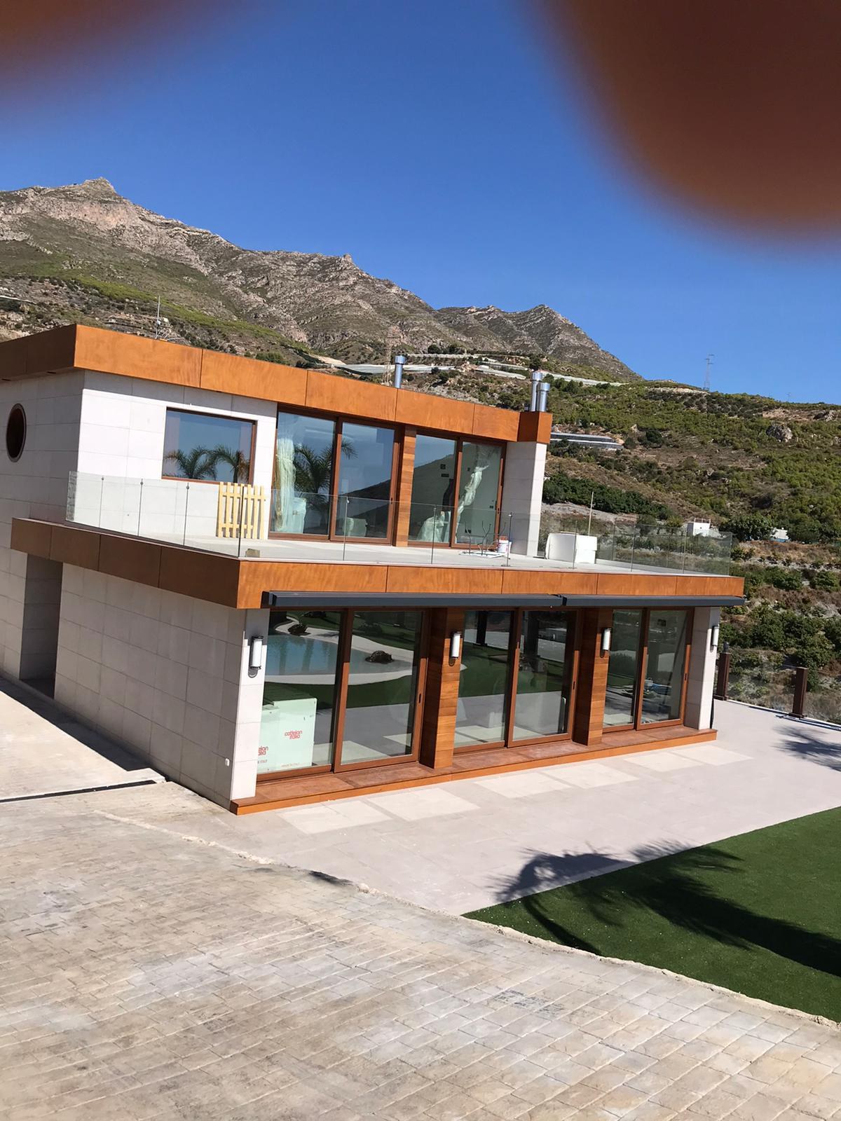 Casa terminada con terraza acristalada, piscina y vistas a la montaña