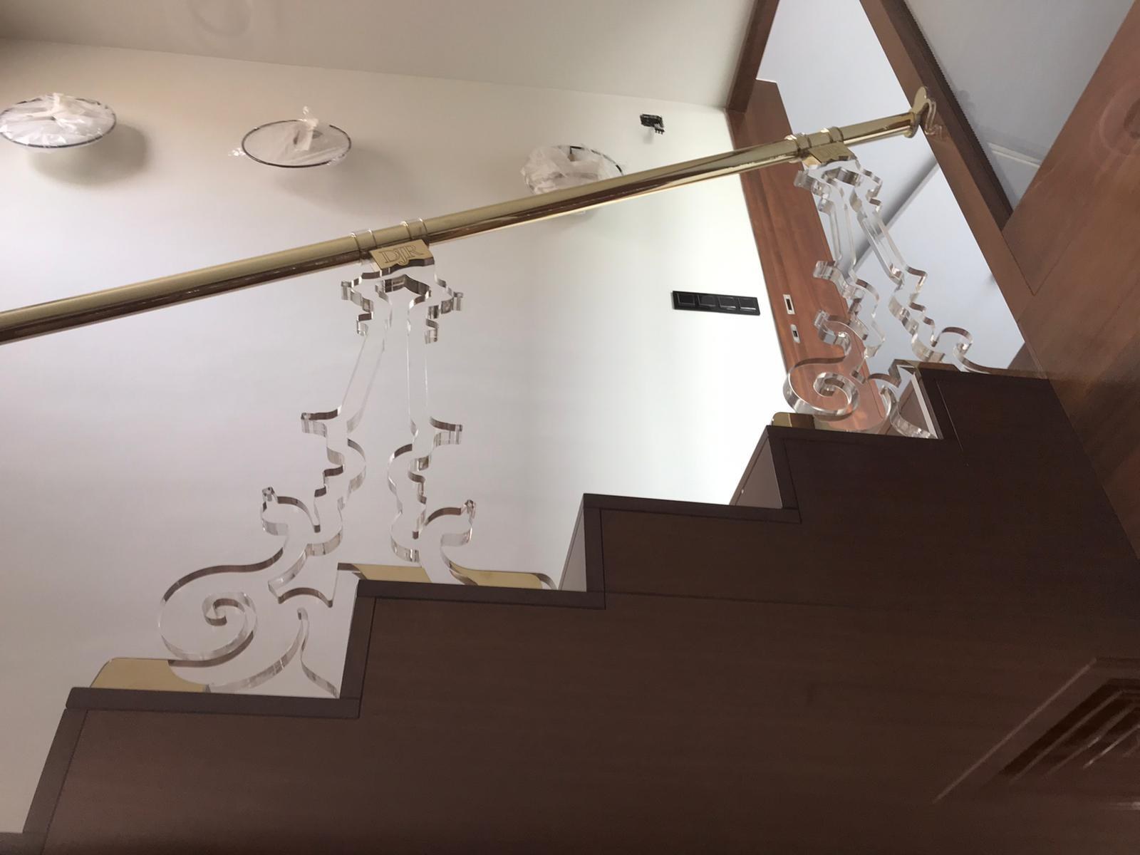Escalera de madera con barandilla de vidrio