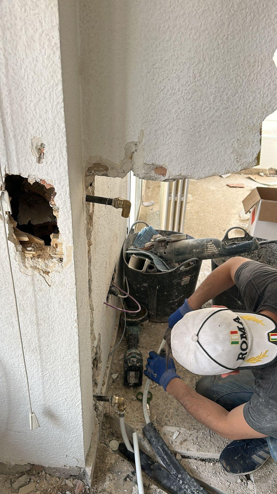Operario de A Pie de Obra abriendo rozas para las instalaciones