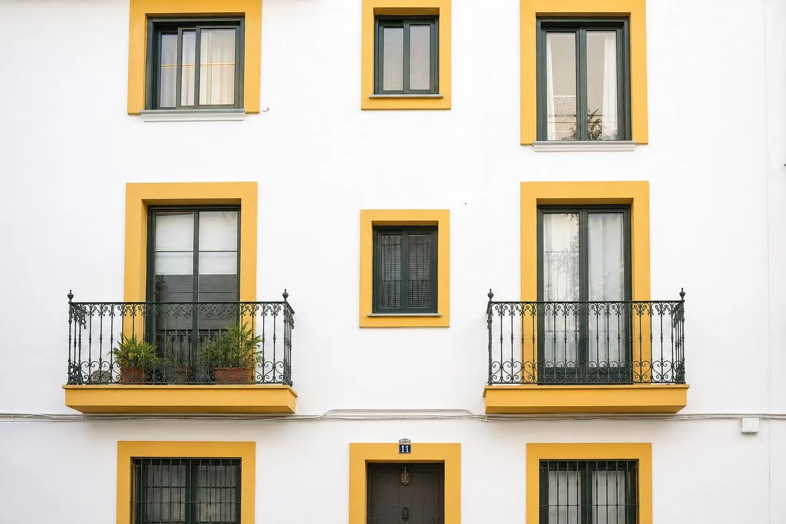 Balcones y vierteaguas reparados y pintados en una fachada