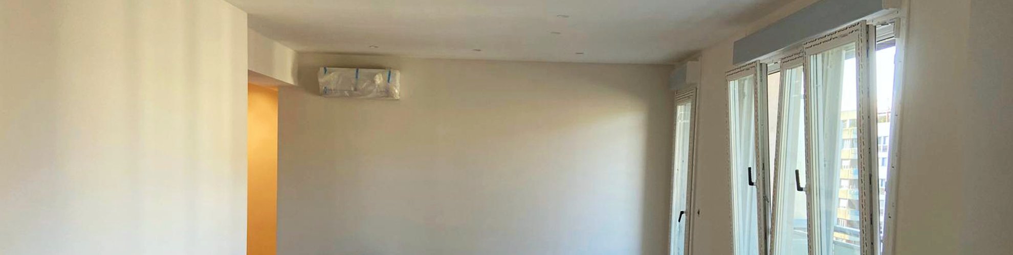A Pie de Obra Integral - Servicio de pintura Salón pintado de blanco por A Pie de Obra Integral