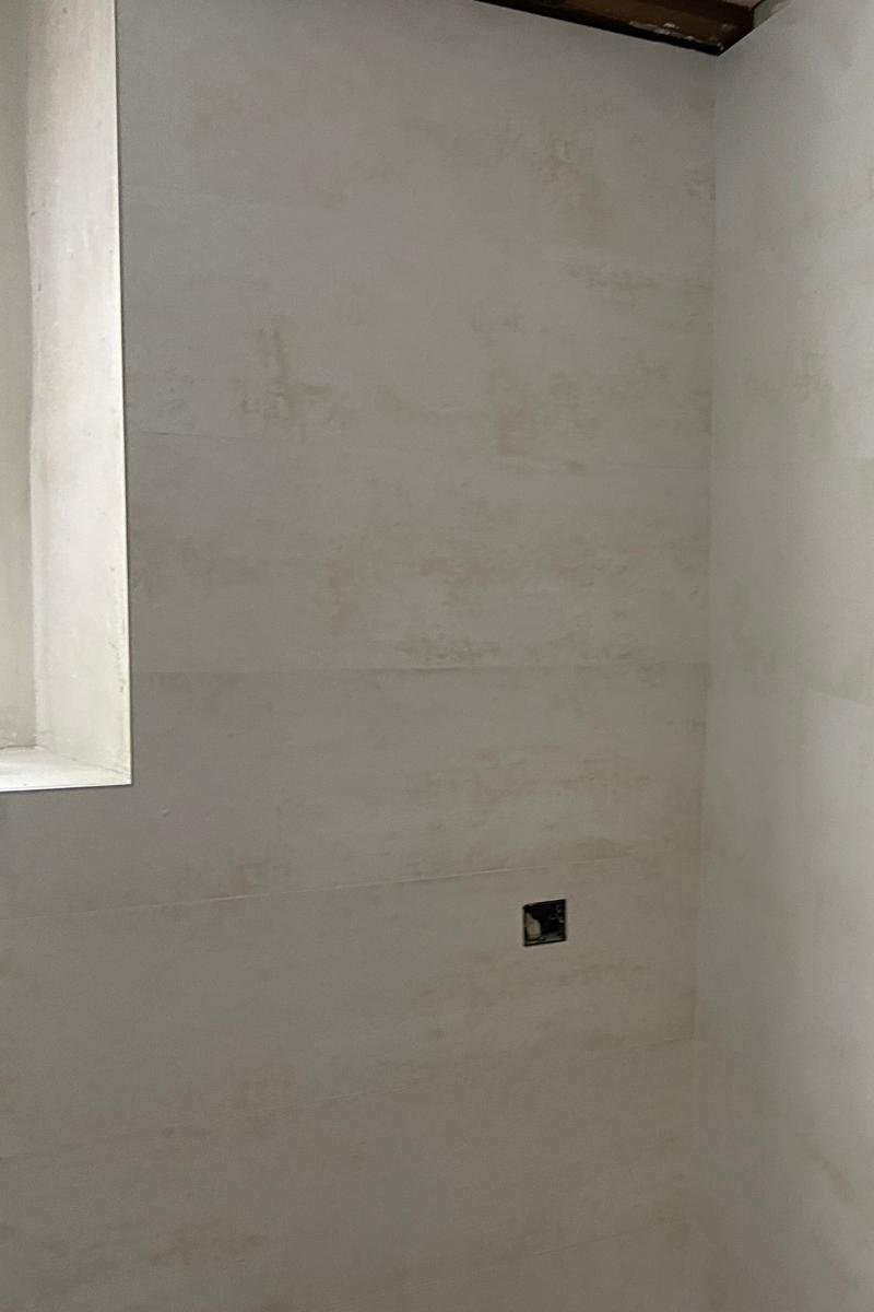A Pie de Obra Integral - Servicio de alicatados y Pladur Paredes alicatadas con revestimiento blanco