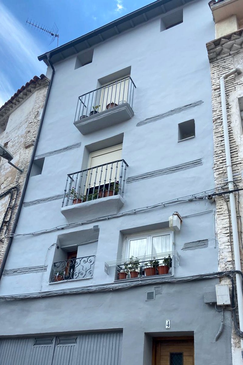 A Pie de Obra Integral - Servicio de mantenimiento de comunidades Fachada principal pintada de blanco
