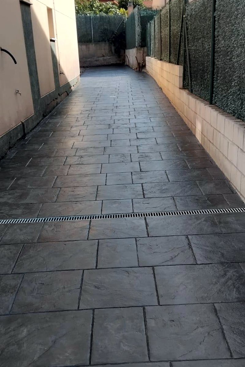 A Pie de Obra Integral - Servicio de solados Suelo exterior negro con textura de pizarra