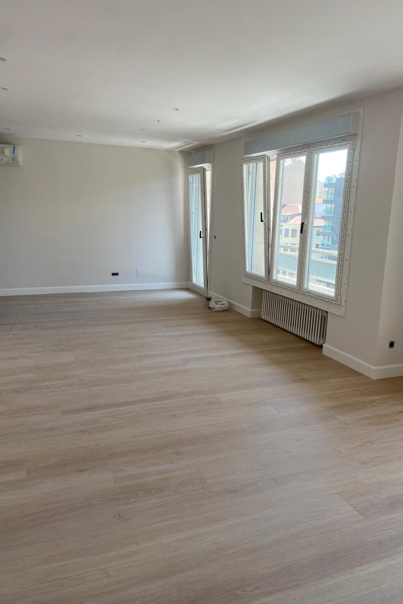 A Pie de Obra Integral - Servicio de pintura Habitación pintada de blanco por A Pie de Obra Integral