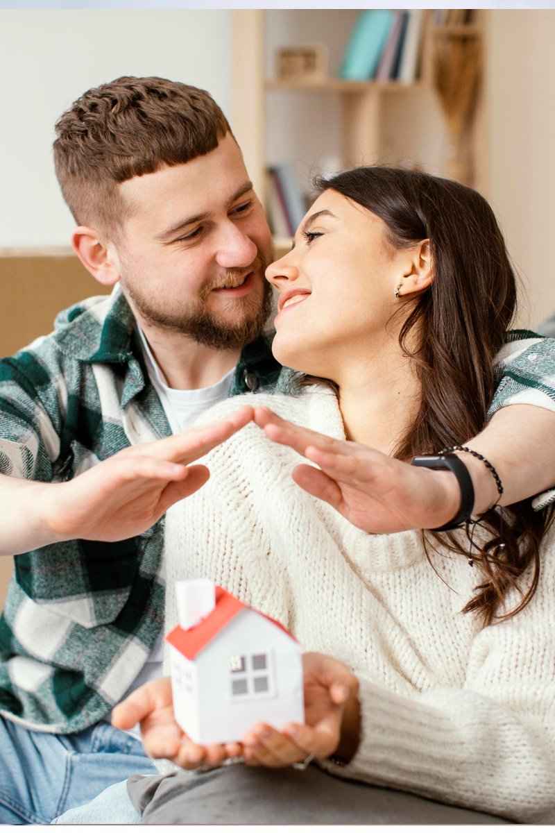 A Pie de Obra Integral - Seguros y siniestros Pareja feliz haciendo el símbolo de seguros de hogar